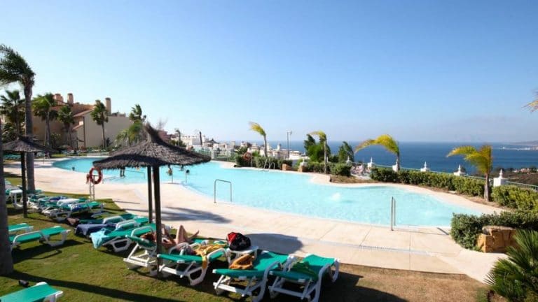 ¡Chollo! Disfruta de unas vacaciones de 4 noches en la costa del sol en un hotel 4* por tan solo 12€ la noche por persona. Habitación para 4 personas. pierre-vacances