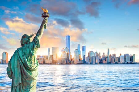 7 restaurantes donde comer barato en New York Monumento Nacional Estatua de la Libertad - Horizonte de la ciudad de nueva york